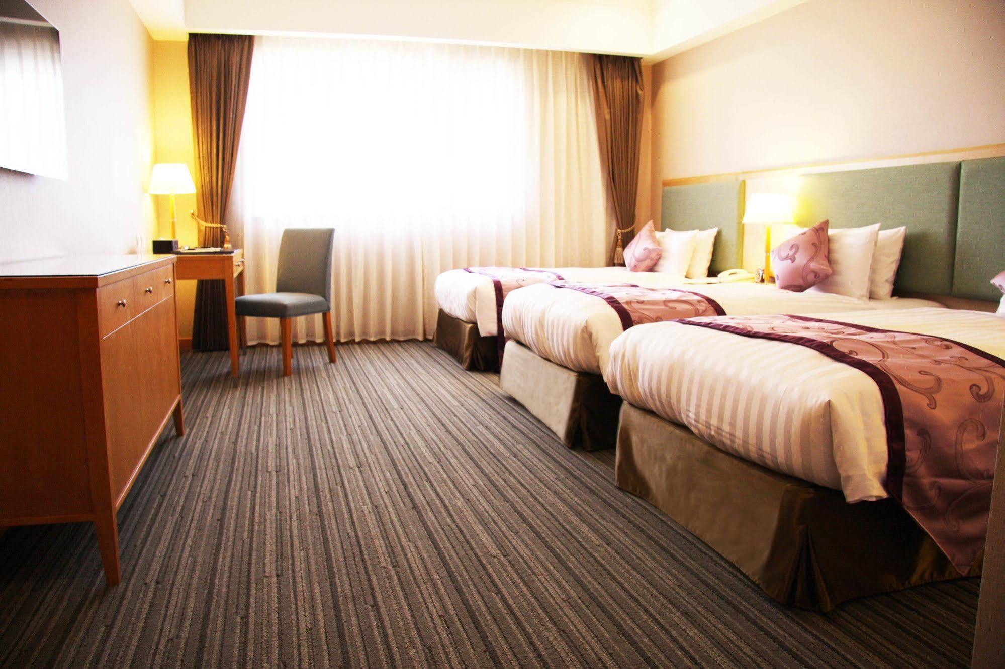 Fushin Hotel - Tainan Esterno foto